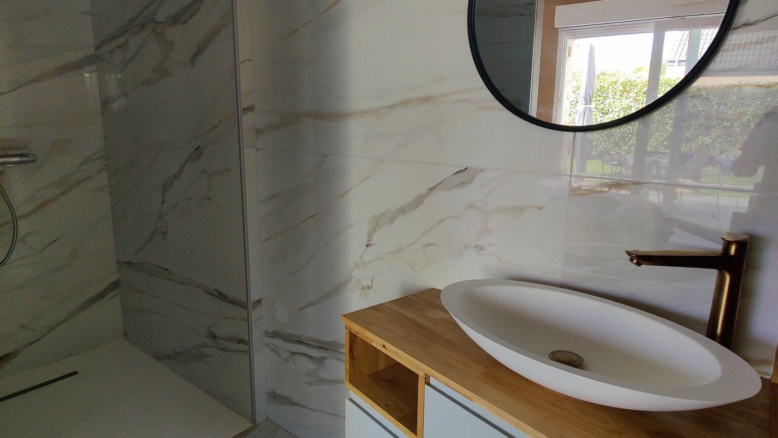 Salle de douche avec carrelage mural imitation marbre