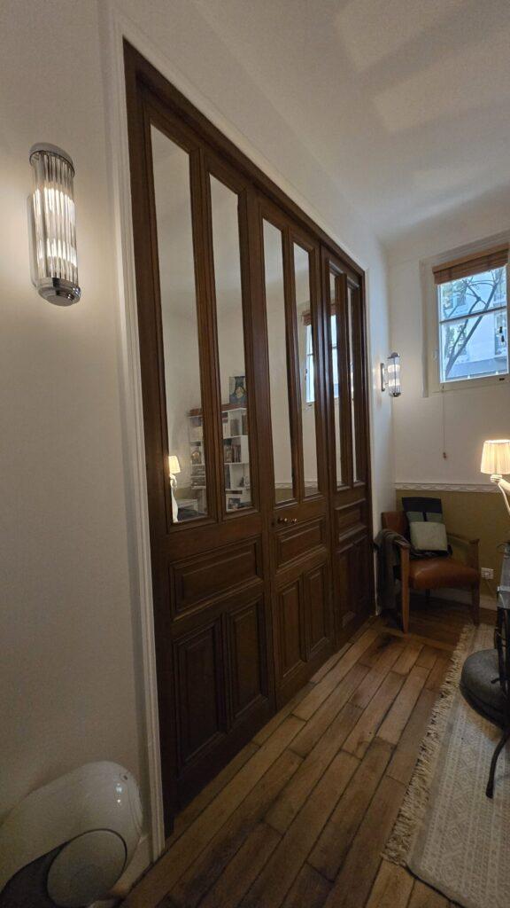 Porte en bois ancienne à trois vantaux avec miroir