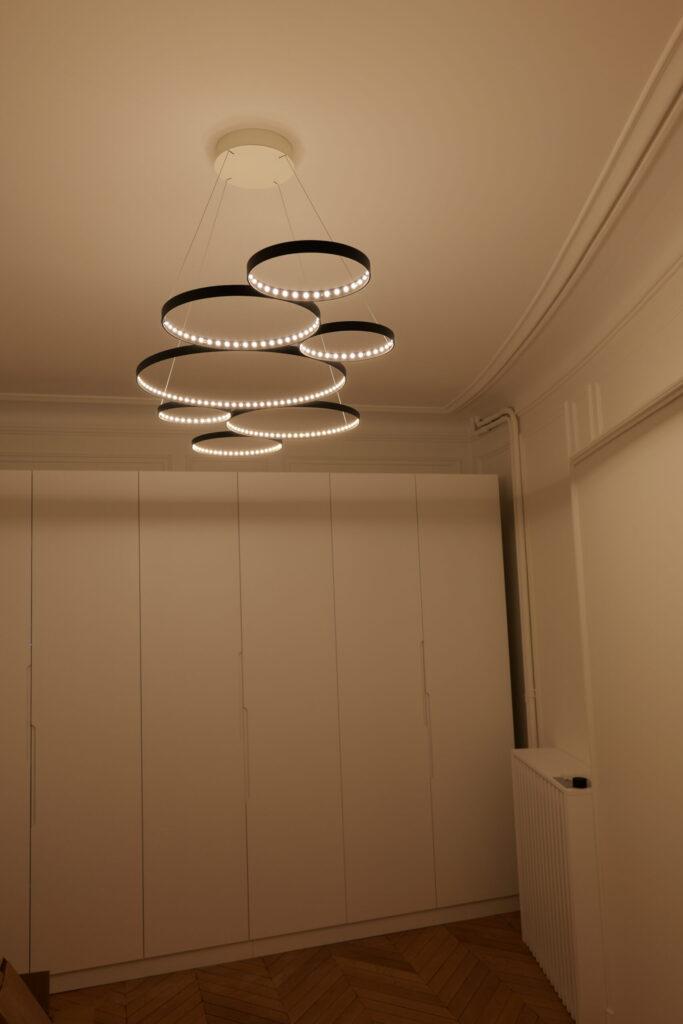 Luminaire design moderne en métal noir composé de plusieurs ronds et équipé de LED