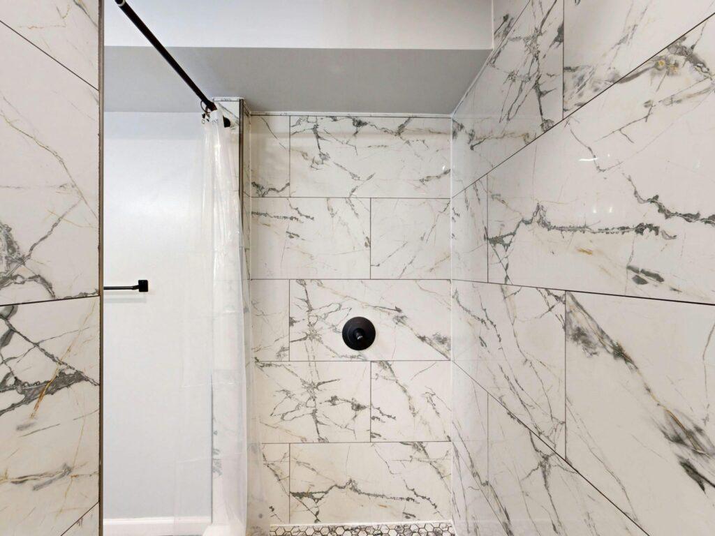 Douche avec faïence en marbre blanc veiné