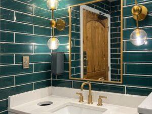 La faïence décorative : l’art de sublimer les murs de votre salle de bain avec élégance et technicité