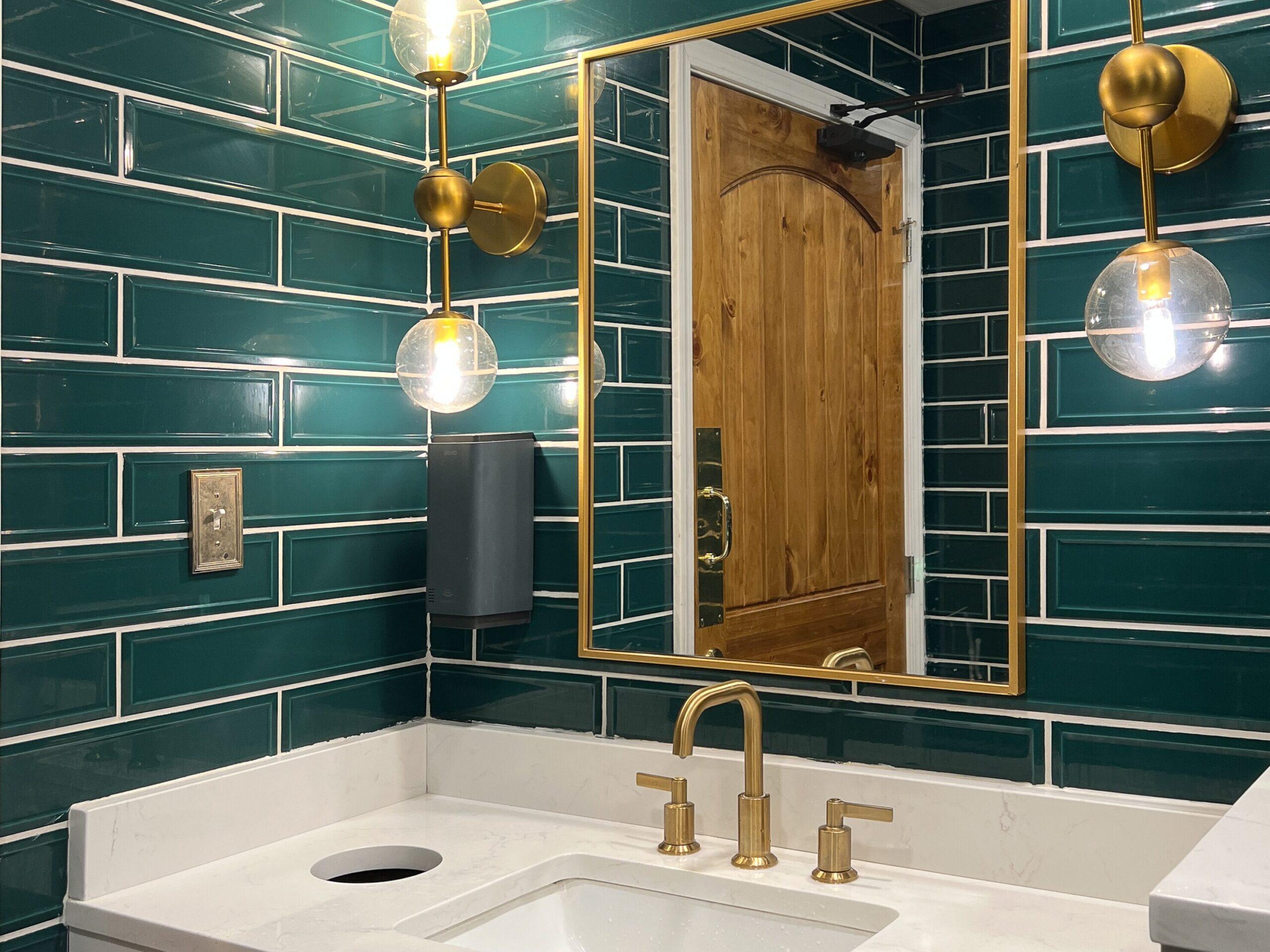 Lavabo en marbre blanc avec robinetterie, miroir et applique lumineuse dorée