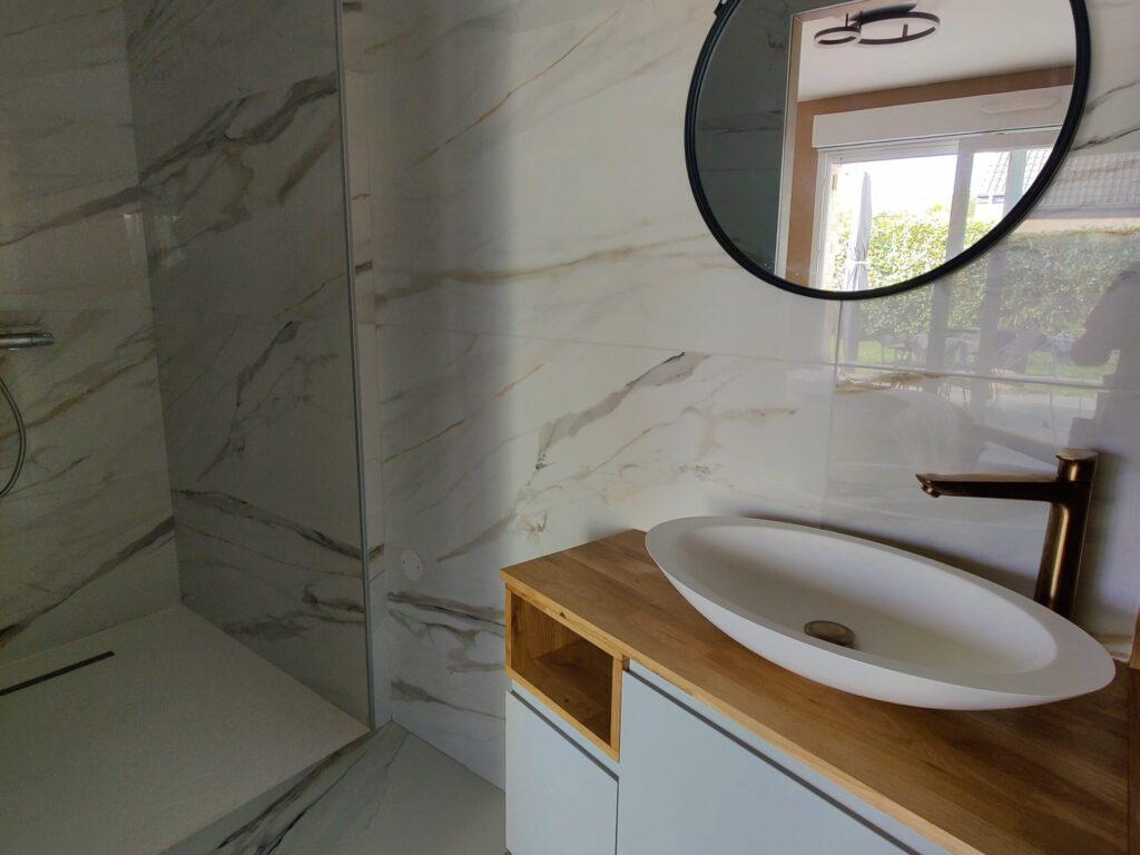 Salle de douche avec grands carreaux en marbre blanc veiné