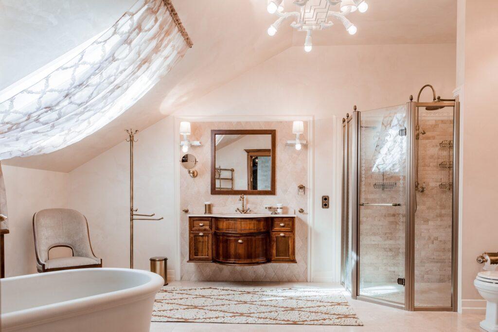 Salle de bains classique chic sous combles avec baignoire et cabine de douche
