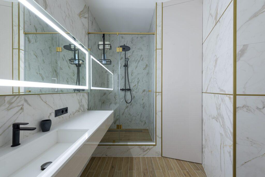 Salle de bains haut de gamme marbre, laiton et touches de noir mat