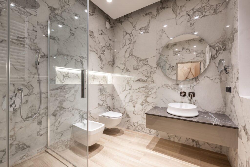 Salle de bains luxueuse en marbre de Calacatta et parquet en bois clair