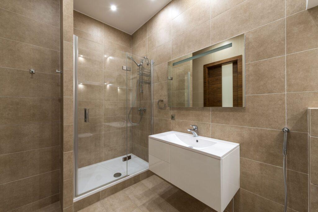 Salle de bains moderne avec douche vitrée et meuble sous-vasque suspendu