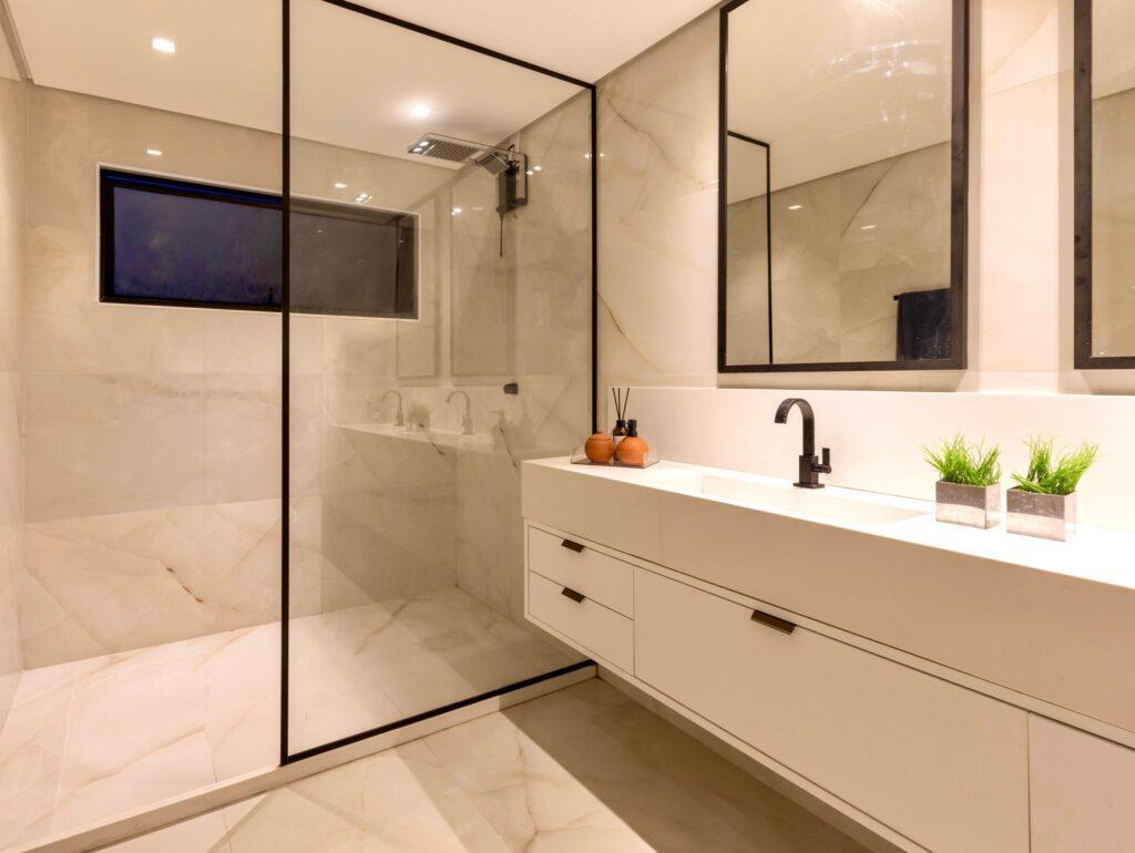 Salle de bain moderne haut de gamme avec douche vitrée et meuble vasque suspendu