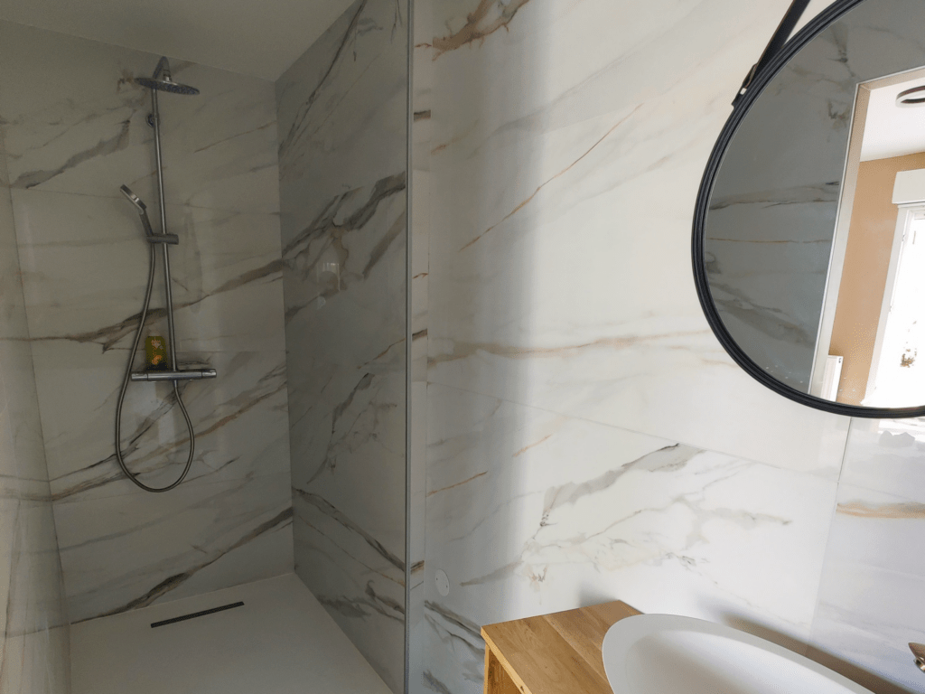 Salle de bains contemporaine en marbre blanc avec douche à l'italienne