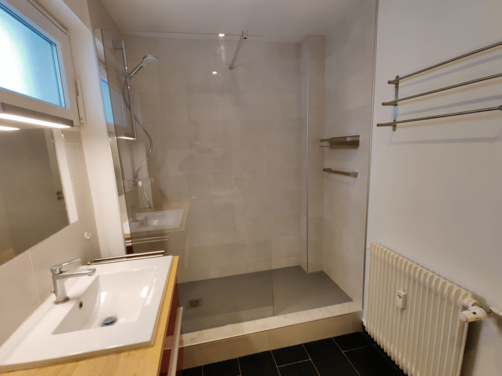 Salle de bains contemporaine avec grande douche italienne et meuble vasque