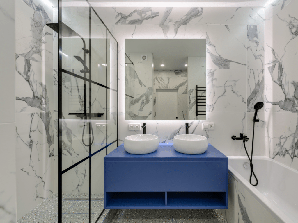 Salle de bains moderne avec meuble double vasque bleu et douche italienne