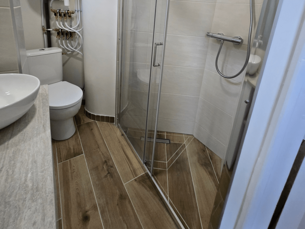 Salle de bains avec cabine de douche à paroi vitrée coulissante