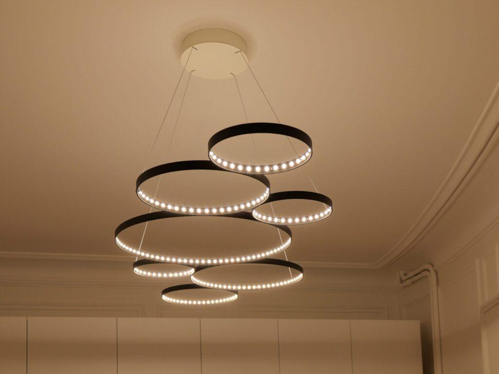 Lustre suspension design à anneaux LED entrelacés