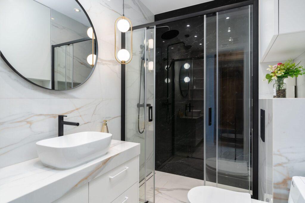 Salle de bains haut de gamme en marbre blanc et douche en marbre noir