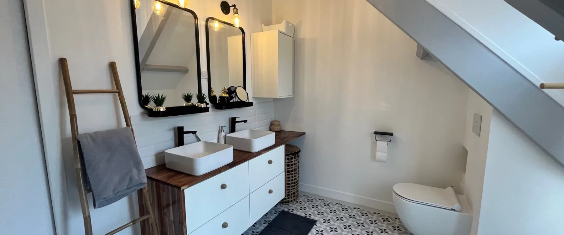 Découvrez nos réalisations et accédez à la page Contact - Réalisation d'une belle salle de bains par une société de rénovation sur paris