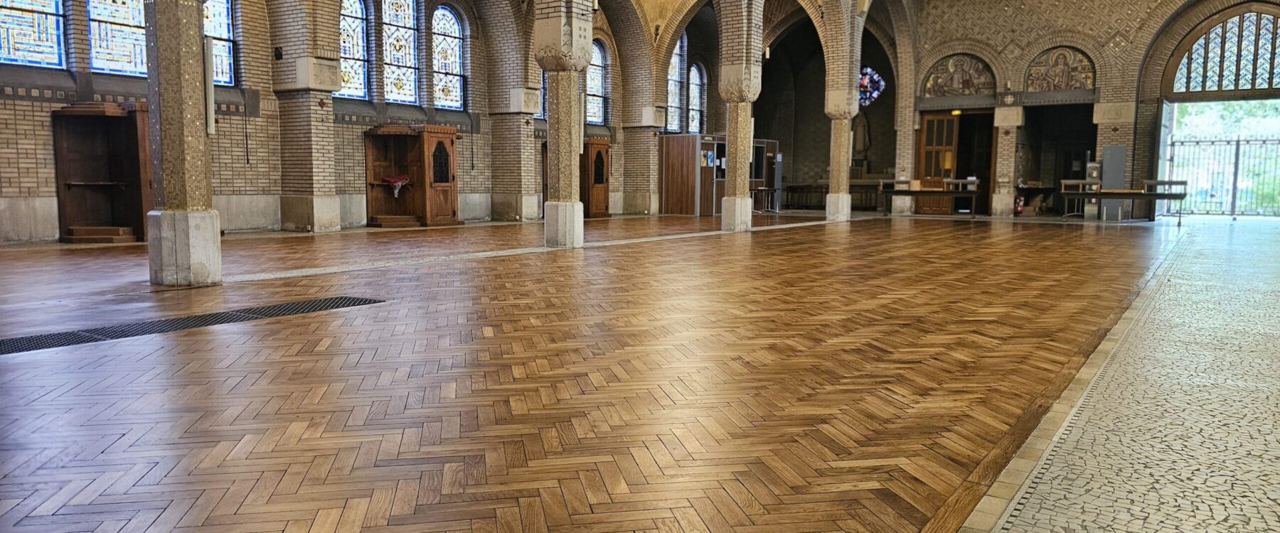 Pose d'un parquet en pointe de hongrie dans cette magnifique église