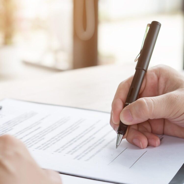 Client signant un devis pour des travaux de rénovation avec Avinkel Rénovation à Paris