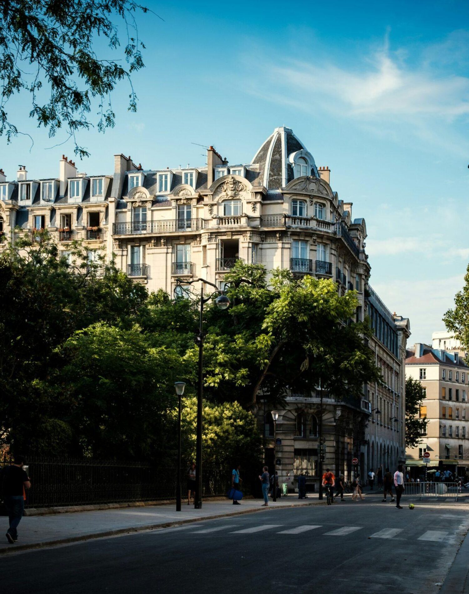 A propos d'Avinkel Rénovation - Photo d'un magnifique immeuble parisien avec ses fenêtres parisiennes, ses balcons, ...