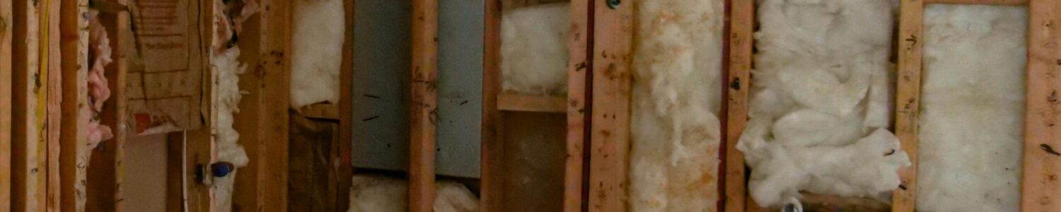 Casque de chantier, gants et mur en cours d’isolation – illustration d’un chantier de rénovation énergétique à Paris par Avinkel Rénovation Photo de Kindel Media: https://www.pexels.com/fr-fr/photo/demoli-detruit-renovation-fixer-8488031/