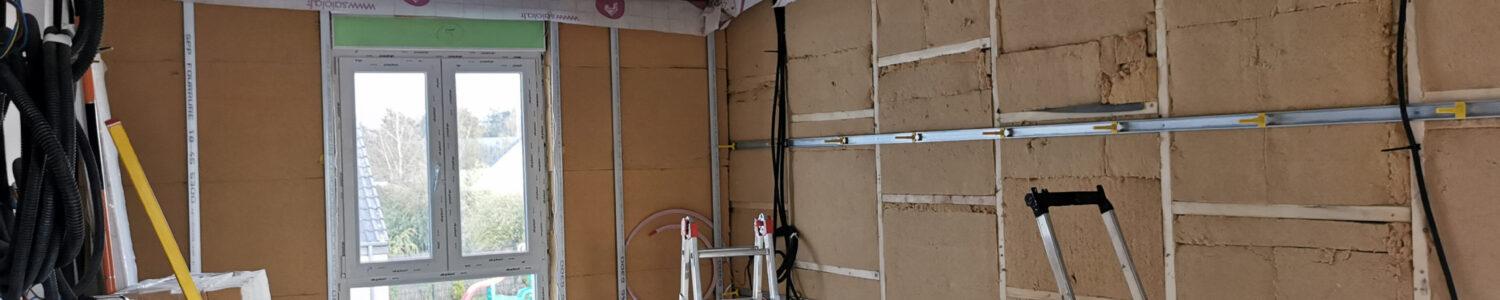 Pose des plaques de plâtres BA13 sur le plafond après une isolation complète