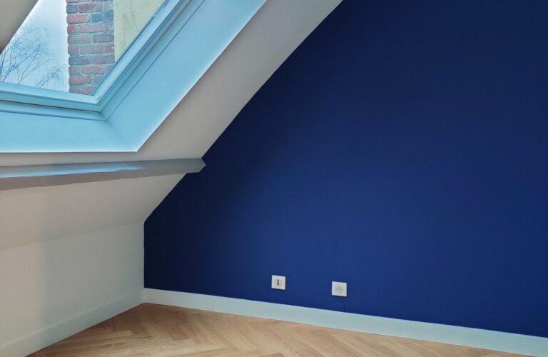 Réalisation d'une peinture dans cette chambre mansardée