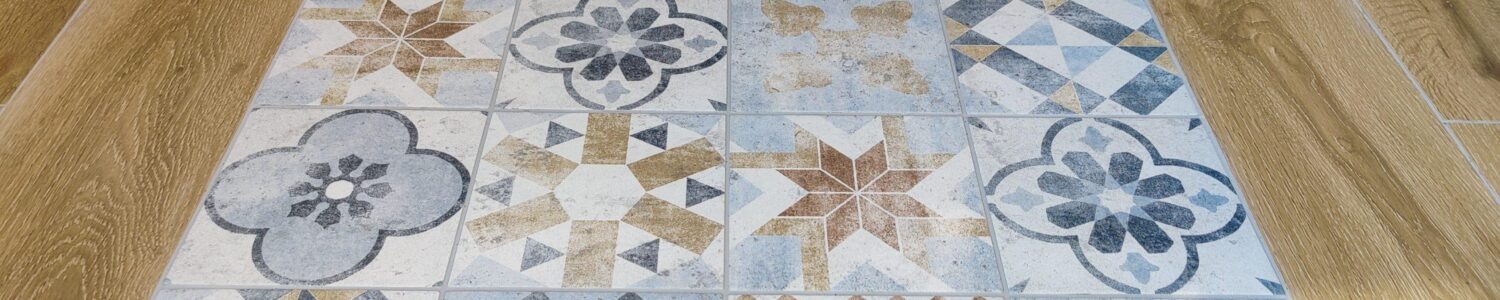 Pose d'une magnifique crédence sur le sol de l'entrée de cette maison parisienne