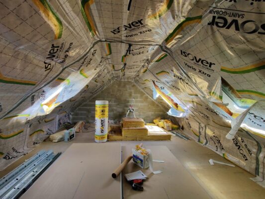 Isolation complète et pose d'un pare vapeur avec de la laine de verre dans les combles et sur les rampants