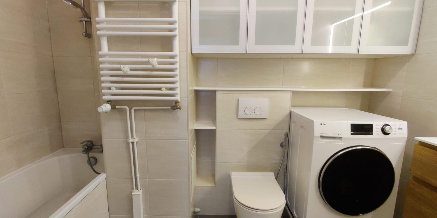 Pose d'un WC suspendu, d'une baignoire et d'un sèche serviettes