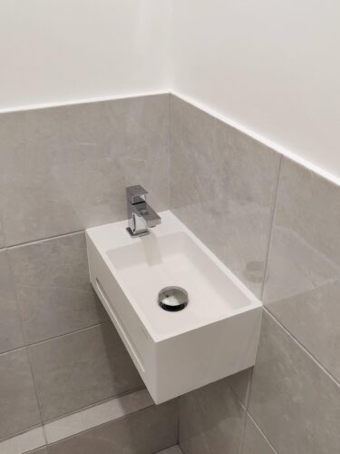 Pose d'un Lave main hydrobox dans des WC parisien