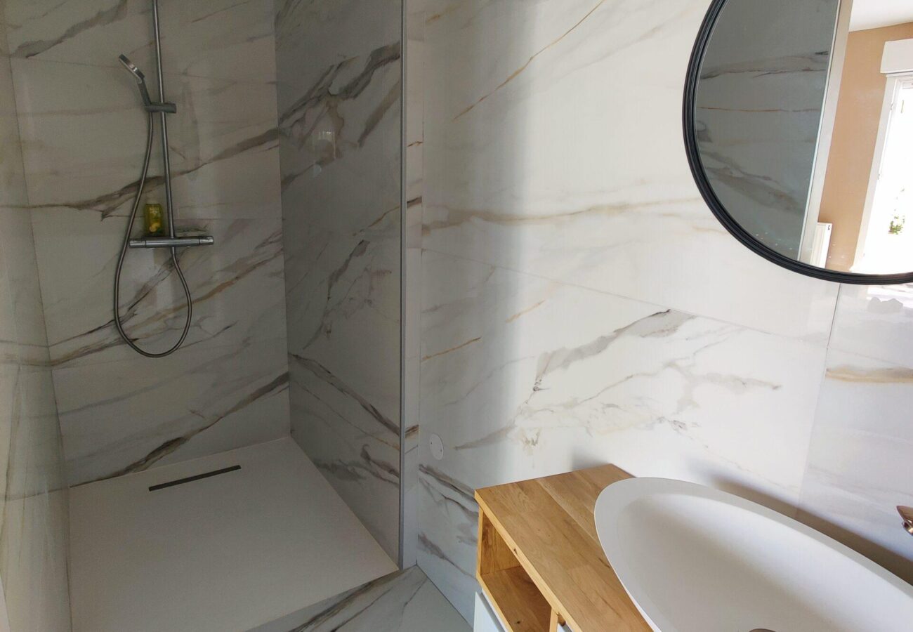 Création d'un meuble sur mesure et pose d'une nouvelle douche avec revêtement en marbre