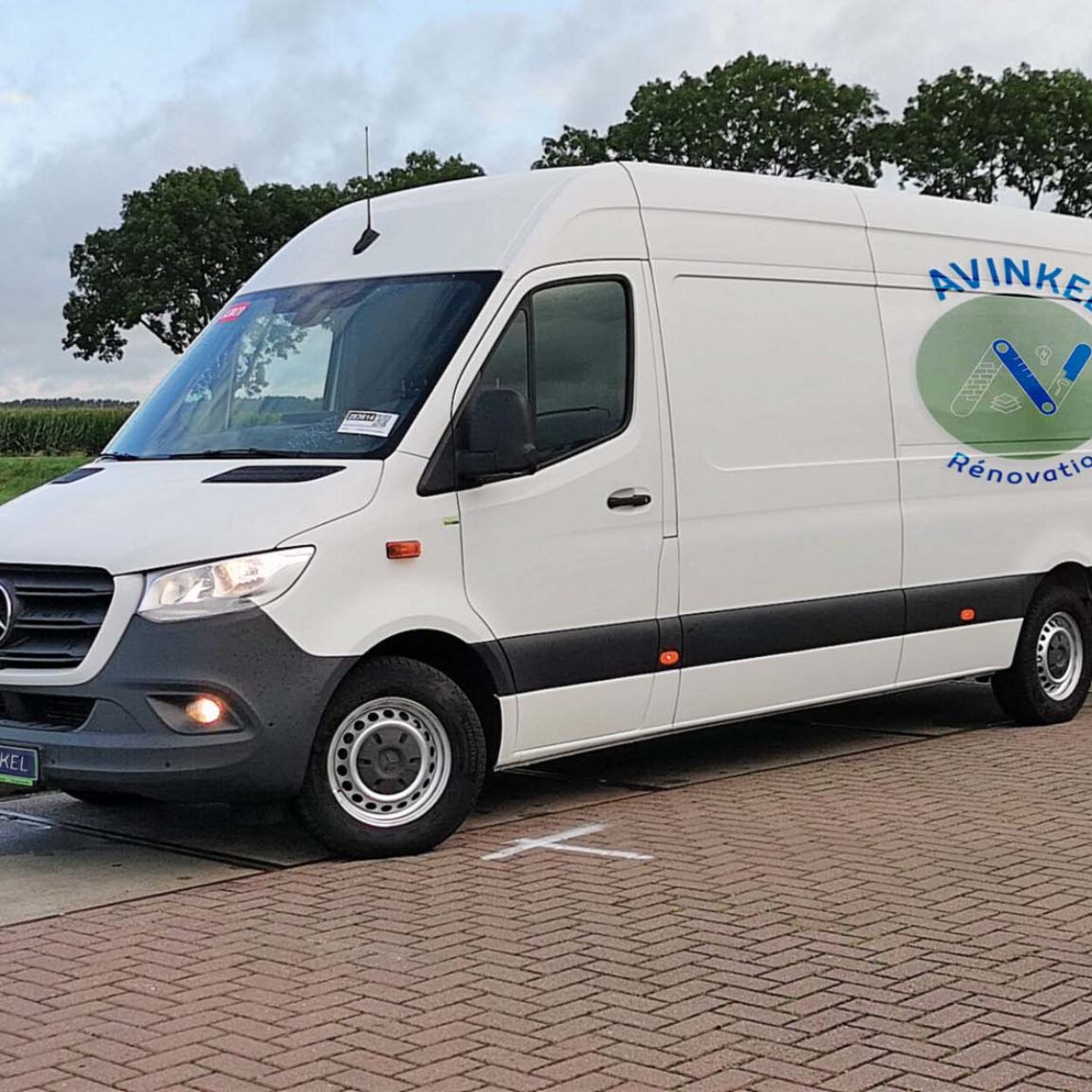 A propos d'Avinkel Rénovation - Camionnette blanche Mercedes - choisir le bon artisan